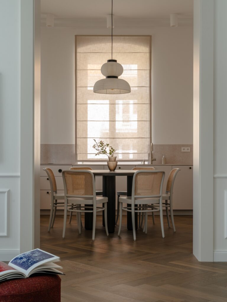 Vila Josefina — Karlovy Vary — jídelna s kulatým stolem