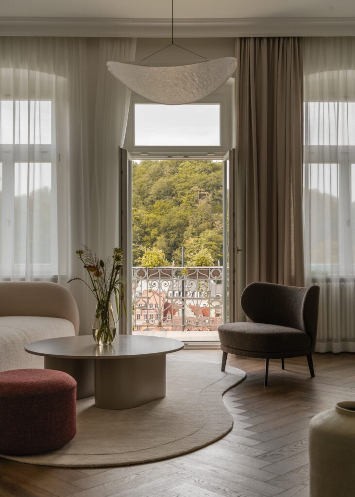 Vila Josefina — Karlovy Vary — obývací pokoj s balkonem